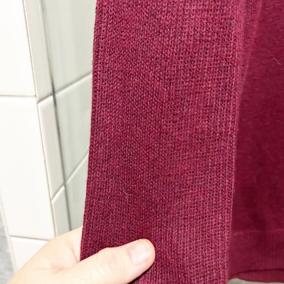 American Eagle Burgundy Light Knit Cotton Blend Oversized V-Neck Sweater Sz. M - Picture 7 of 16